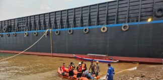 Jatuh Saat Cat Tongkang, Seorang Pekerja Hilang di Perairan Kabil