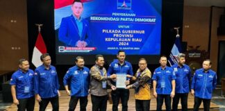 AHY Serahkan Surat Rekomendasi untuk Maju Pilgub kepada Ansar-Nyanyang