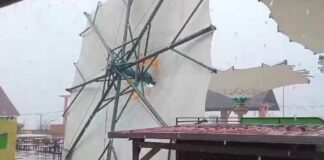 Payung Hias di Coastal Area Karimun Tumbang Diterjang Angin Kencang