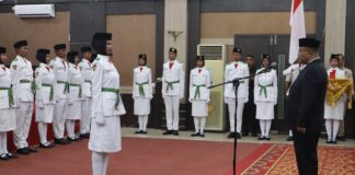 Bupati Aunur Rafiq Kukuhkan 30 Anggota Paskibraka Karimun tahun 2024