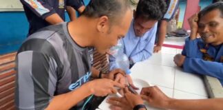 Damkar Natuna Bantu Warga Lepas Cincin di Jari Manis