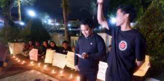 Jurnalis Batam Aksi Bakar Lilin Depan Kantor DPRD: Simbol Matinya Demokrasi