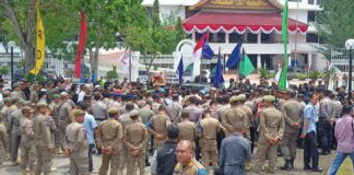 Kepung DPRD Batam, Mahasiswa Minta Pelantikan Anggota DPRD Baru Ditunda