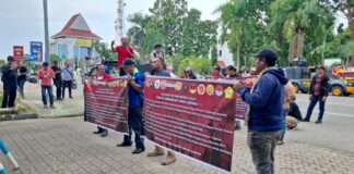 Masyarakat Batam Gelar Aksi Unjuk Rasa, Protes Penyesuaian Tarif Listrik