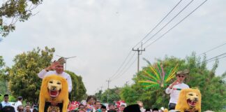 Iskandar-Rocky Resmi Daftar ke KPU Karimun, Sempat Diarak Pakai Sisingaan dan Reog