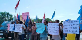 Eks Karyawan PT KG Unjuk Rasa di Kantor Bupati Karimun