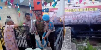 Polsek Bintan Timur Bantu Warga yang Kekurangan Air Bersih