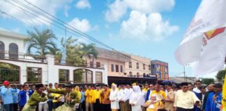 Sorak-Sorai Iringi Pendaftaran Paslon Cermin di KPU Natuna