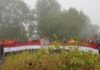 Basarnas Karimun Kibarkan Bendera Merah Putih di Puncak Gunung Jantan