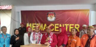 Disambut Atraksi Silat dan Kompang, Paslon Nadi Mendaftar ke KPU Batam paslon nadi mendaftar ke kpu