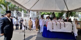 Pemakaman Nyat Kadir Dirangkaikan dengan Upacara Pelepasan Jenazah