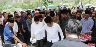 Sejumlah Pejabat Kota Batam Antarkan Nyat Kadir hingga ke Pemakaman