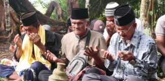 Peringati Setahun Tragedi Rempang, Warga Rempang Ziarah ke Makam Leluhur