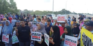 Satu Tahun Menolak PSN Rempang Eco-City, Warga Pulau Rempang Tabur Bunga di Jembatan IV