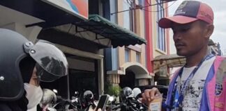 Bayar Parkir Pakai QRIS Lebih Efisien Pengendara motor membayar parkir melaui QRIS yang disiapkan juru parkir di Batam. (Foto: AlurNews)