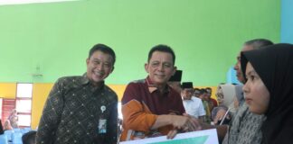 Gubernur Ansar Serahkan Bantuan Kepada Masyarakat Bunguran Utara