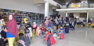 Warga Antusias Antre Demi Dapat Gas Elpiji 3 Kg