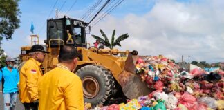 Tuntaskan Masalah Sampah di Karimun, BARA Terjunkan Langsung Alat Berat