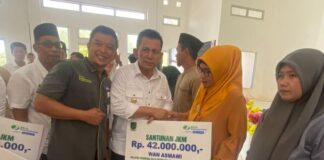 Gubernur Ansar Serahkan Bantuan Rp4,9 Miliar untuk Kecamatan Pulau Tiga