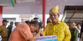 Gubernur Ansar Serahkan Bantuan Senilai Rp4,45 Miliar di Tanjungbatu