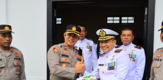 Berkunjung ke Lanal Tarempa, Polres Anambas Berikan Surprise HUT ke-79 TNI