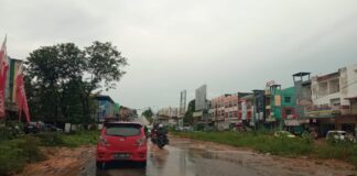 Musim Hujan Berkelanjutan, Warga Keluhkan Jalan Berlubang