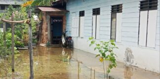 Banjir Rob Landa Pemukiman Warga Pesisir di Karimun