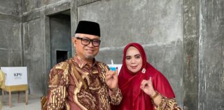 Kompak Berbatik dengan Istri, Raja Bakhtiar ke TPS dengan Optimis raja bahtiar ke tps