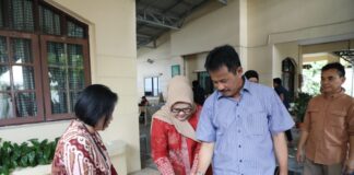 Bersama Istri dan Anak, Wali Kota Batam Nyoblos di TPS 017 Rosedale