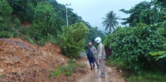 Warga Diminta Waspada, Bhabinkamtibmas Polres Natuna Pantau Longsor dan Banjir