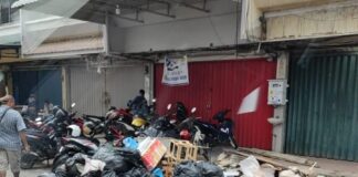 Tak Diangkut Berhari-Hari, Sampah Menumpuk di Sejumlah Titik Kota Batam sampah menumpuk di batam