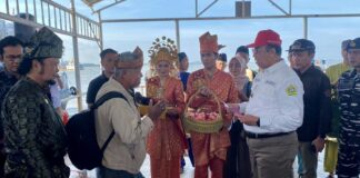 Dipasangkan Tanjak, Wabup Sambut Wisman Perdana Tahun 2025 ke Karimun