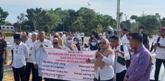 TPP dan TPG Tak Kunjung Cair, ASN hingga Guru Gelar Unjuk Rasa di Kantor Bupati Karimun