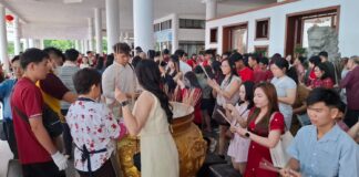 Ribuan Warga Tionghoa Sembahyang Imlek di Maha Vihara Duta Maitreya Monastery Batam