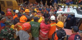 14 Jam Pencarian, Suami Istri Korban Longsor di Batam Berhasil Dievakuasi korban longsor di batam