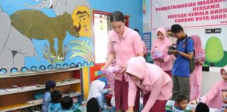 Peduli Gizi Anak, Kapolresta Barelang Bagikan Makanan Sehat di Belakang Padang