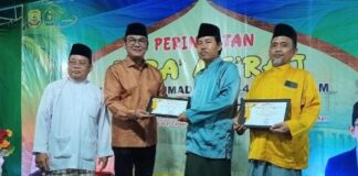 20 Tahun Dedikasi, Pengurus Masjid Raya Penyengat Terima Penghargaan masjid raya penyengat