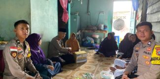 Polsek Palmatak Salurkan Bantuan untuk Keluarga Nelayan Tenggelam