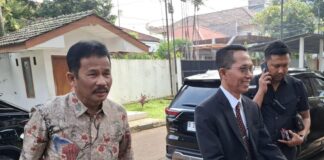 Usai Raih Gelar Doktor, Amsakar Ungkap Besarnya Dukungan Istri amsakar raih gelar doktor