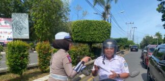 Edukasi Keselamatan, Satlantas Polresta Tanjungpinang Bagikan Brosur Polresta tanjungpinang bagikan brosur