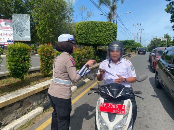 Polresta tanjungpinang bagikan brosur