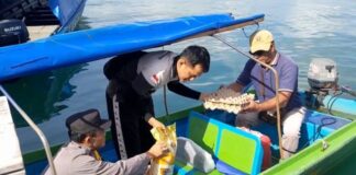 Polsek Bulang Salurkan Sembako untuk Warga Pesisir Pulau Buluh