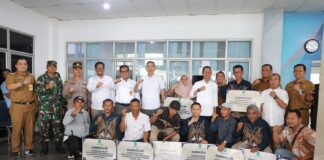 Serahkan Insentif Ketua RT RW, Ini Pesan Wali Kota Amsakar