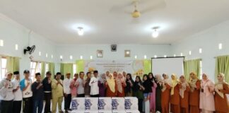 DWP Lingga Bagikan 83 Paket Sembako untuk Tenaga Honorer sembako untuk honorer lingga