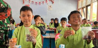 Penyaluran MBG saat puasa tidak gunakan tempat bekal makanan Siswa SMPN 12 Batam saat menerima program MBG saat bulan Ramadhan. (Foto: AlurNews)