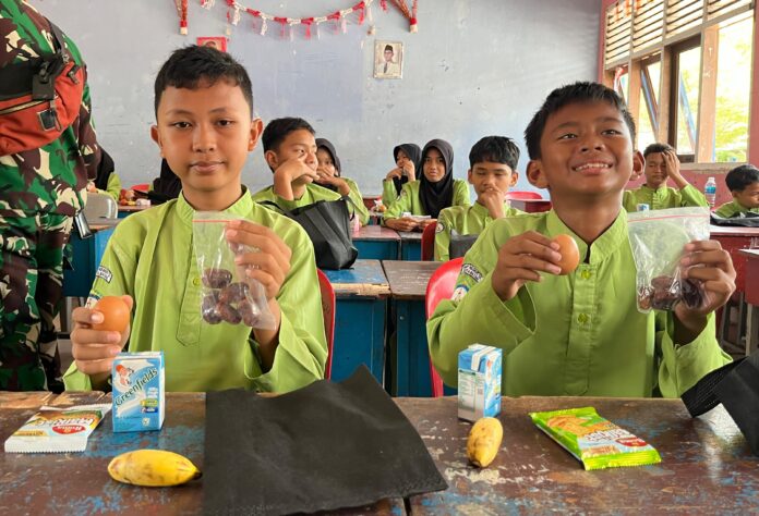 IMG-20250307-WA0011 Siswa SMPN 12 Batam saat menerima program MBG saat bulan Ramadhan. (Foto: AlurNews)