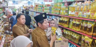 Sidak, Disperindag Karimun Temukan Takaran hingga HET Minyakita Tak Sesuai