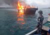 Personel TNI AL Evakuasi ABK KM Lyyra yang Terbakar di Perairan Subi