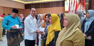 Amsakar Berikan Santunan Janda dan Anak Yatim Sekaligus Penyerahan SK Pensiun ASN