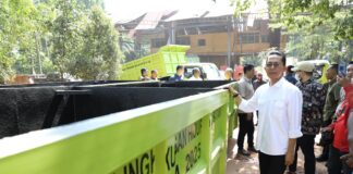 Amsakar Serahkan 40 Bin Container Sampah Baru di TPA Telagapunggur